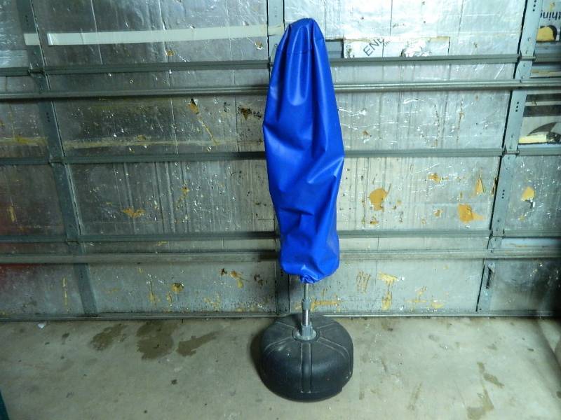 lot 180 image: Everlast Inflatable Punching Bag