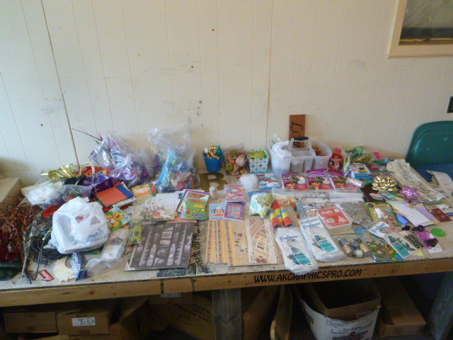 lot 17 image: Craft and Party Supplies