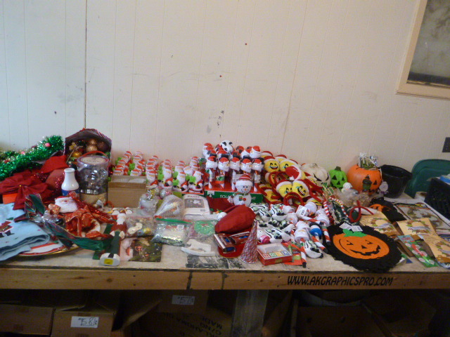 lot 26 image: Miscellaneous Christmas and Halloween Items