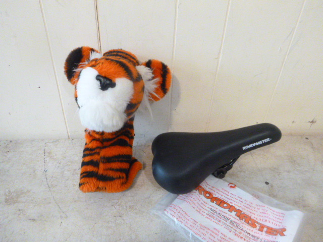 lot 33 image: NEW Roadmaster Bicycle Seat