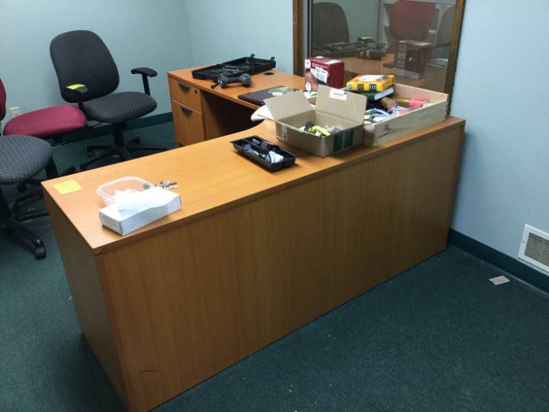 lot 3 image: L Shaped Office Desk