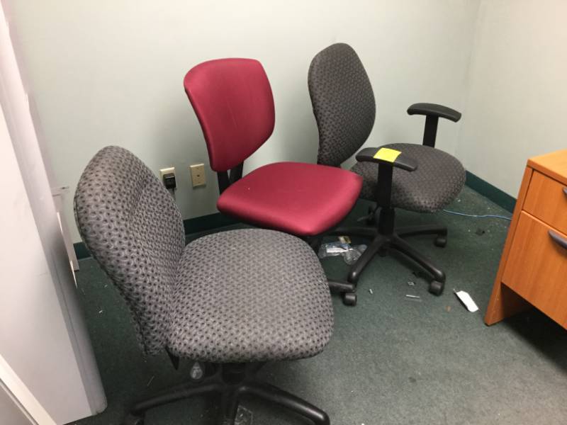 lot 4 image: 3 Office Chairs