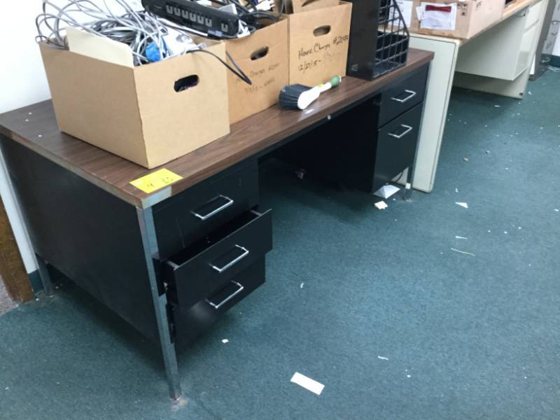 lot 9 image: Office Desks