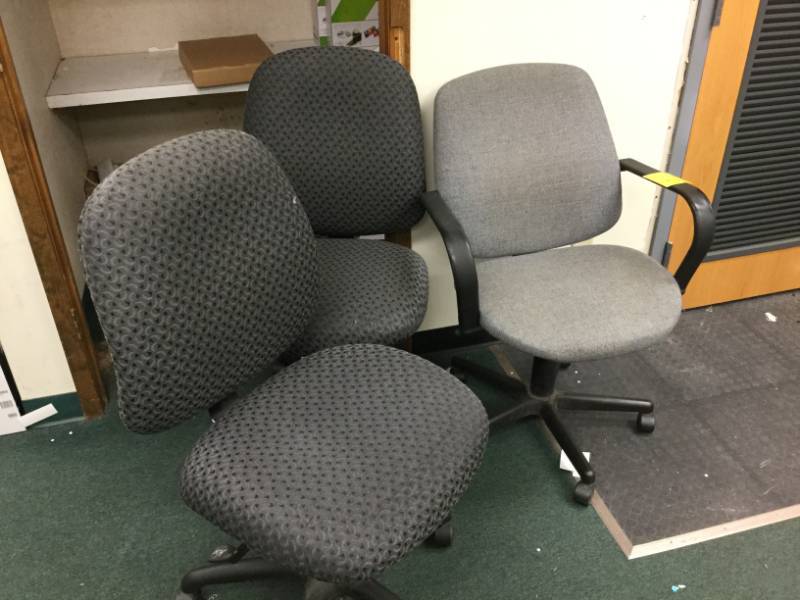 lot 11 image: Office Chairs
