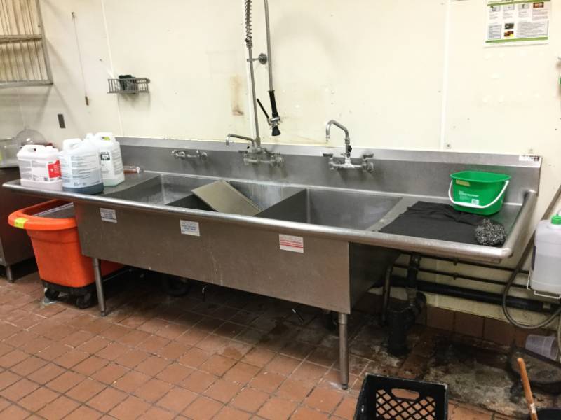 lot 75 image: 3 Compartment Sink
