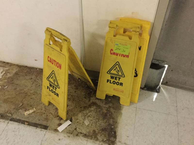 lot 298 image: Wet Floor signs