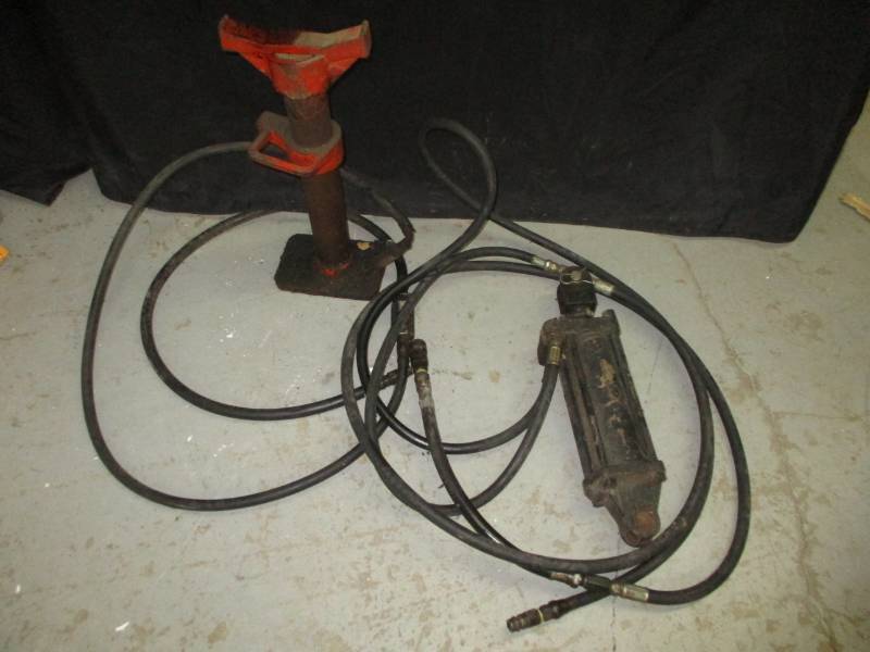 lot 5 image: Hydraulic Impliment Jack and Hydraulic Cylinder Both Not Tested