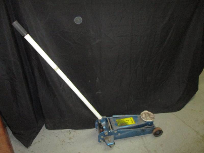 lot 42 image: 2 14 Ton Capacity Jack