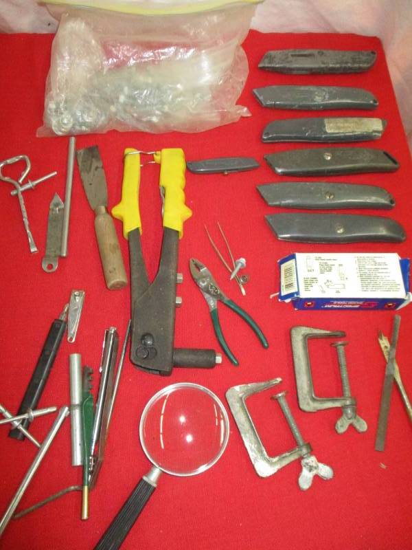 lot 62 image: Utility knives, Riviot Tool and misc