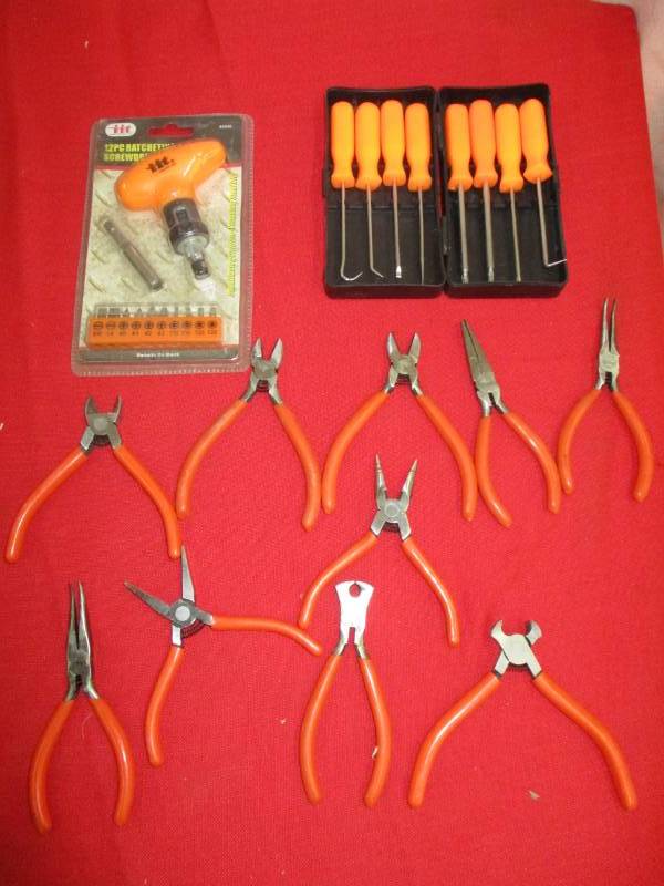 lot 66 image: Plyer set, and misc tools