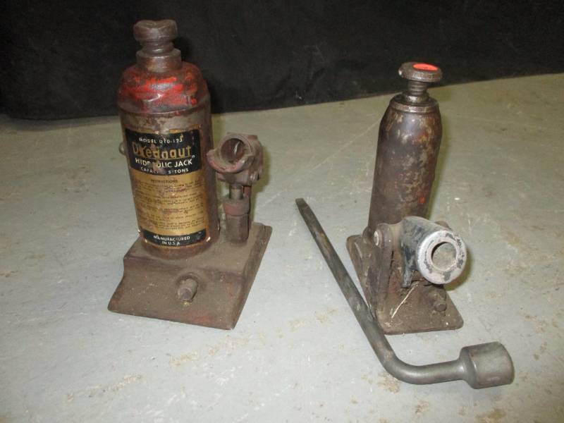 lot 70 image: 2 Bottle Jacks