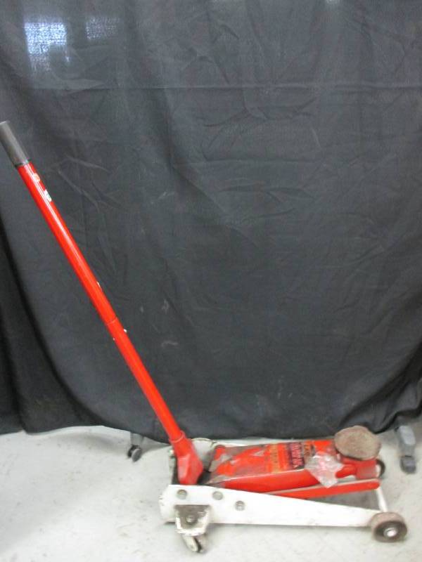 lot 76 image: 2.5 ton Floor Jack Larin