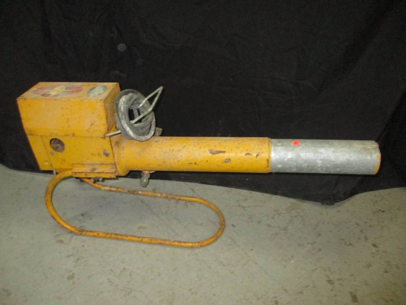 lot 77 image: Propane Cannon for scaring birds