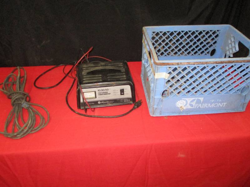 lot 128 image: Battery Charger