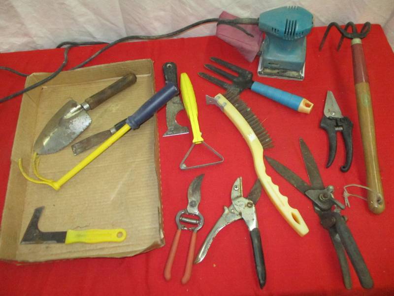 lot 186 image: Garden Tools, Sander