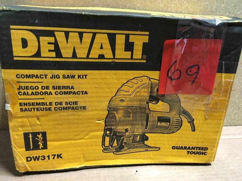 DEWALT 5.5-Amp Corded Jig Saw Kit in very god condition