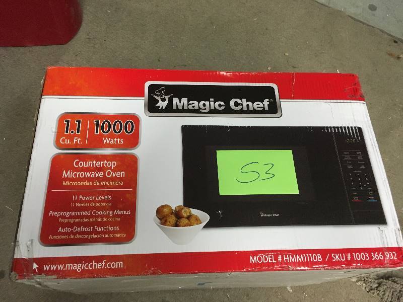 lot 53 image: Magic Chef 1.1 cu. ft. Countertop Microwave in Black with Gray Cavity in like new condition