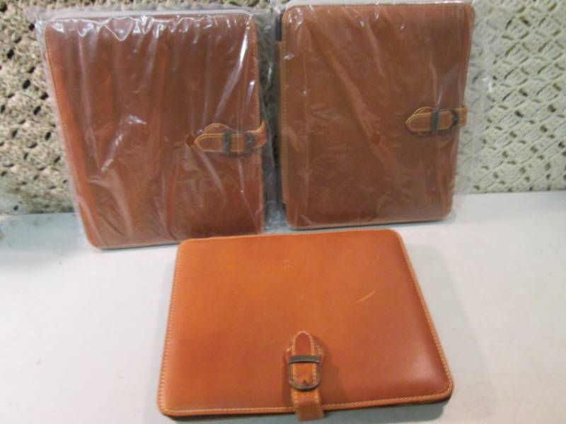 lot 129 image: 3 Canyon Outback Leather Bear Canyo...