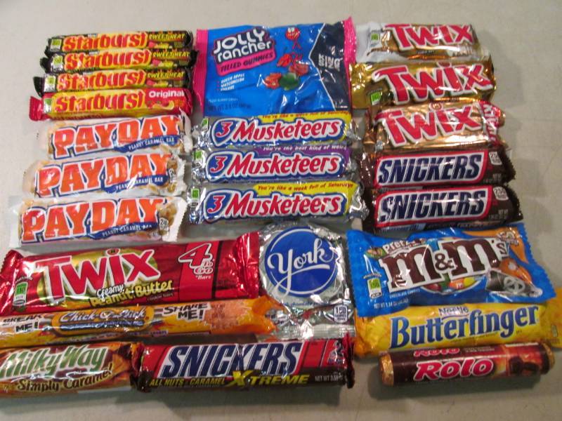 lot 183 image: Lot of Misc Candy Best by dates var...