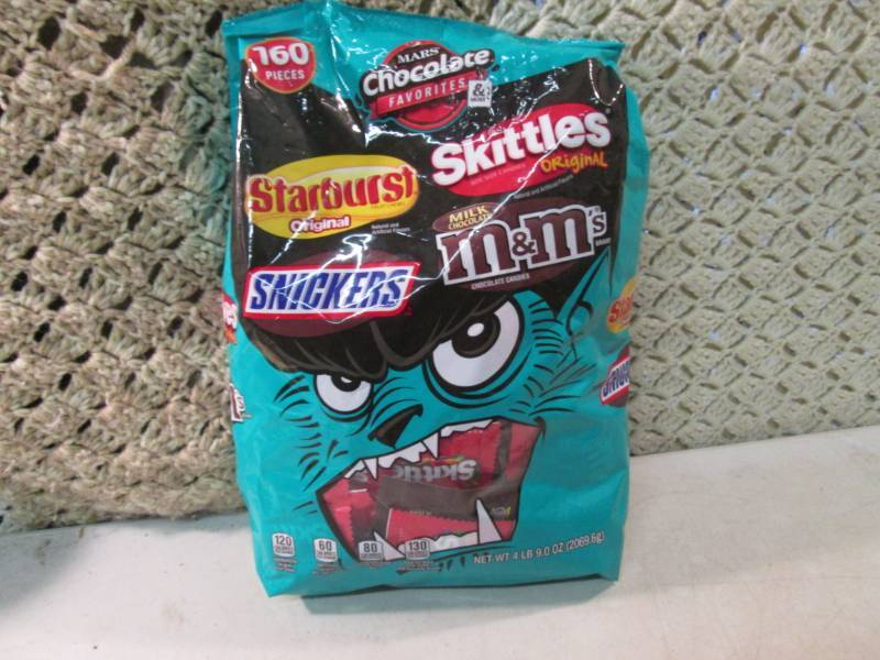 lot 198 image: Large Bag of Mixed Candy 160 Pcs Be...