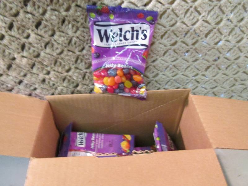 lot 222 image: Box of 8 Bags of Welchs Jelly Bean...