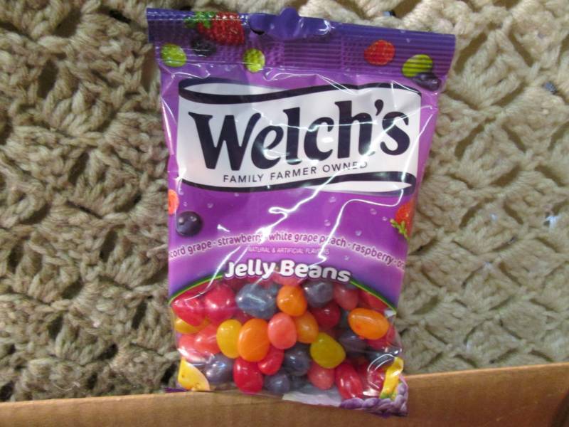 lot 223 image: Box of 8 Bags of Welchs Jelly Bean...
