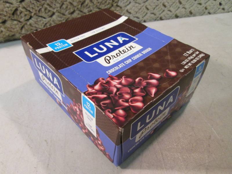 lot 280 image: Box of 12 Luna Chocolate Chip Cooki...