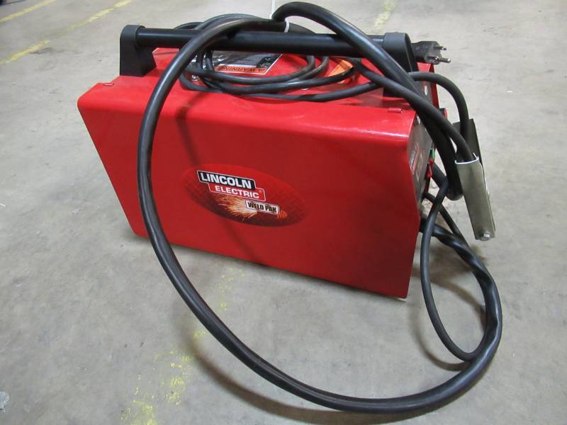 lot 6 image: Lincoln Electric Weld Pack HD Feed Welder, K2188-1 - Turns on - Does not feed wire.