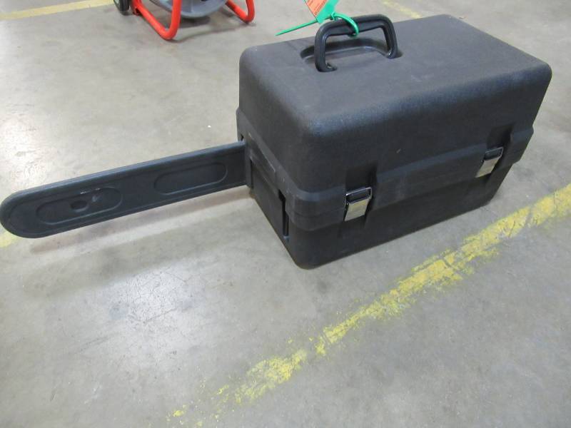 lot 9 image: CRAFTSMAN 42-cc 2-cycle 18-in Gas Chainsaw CMXGSAMY421S WIth Case.