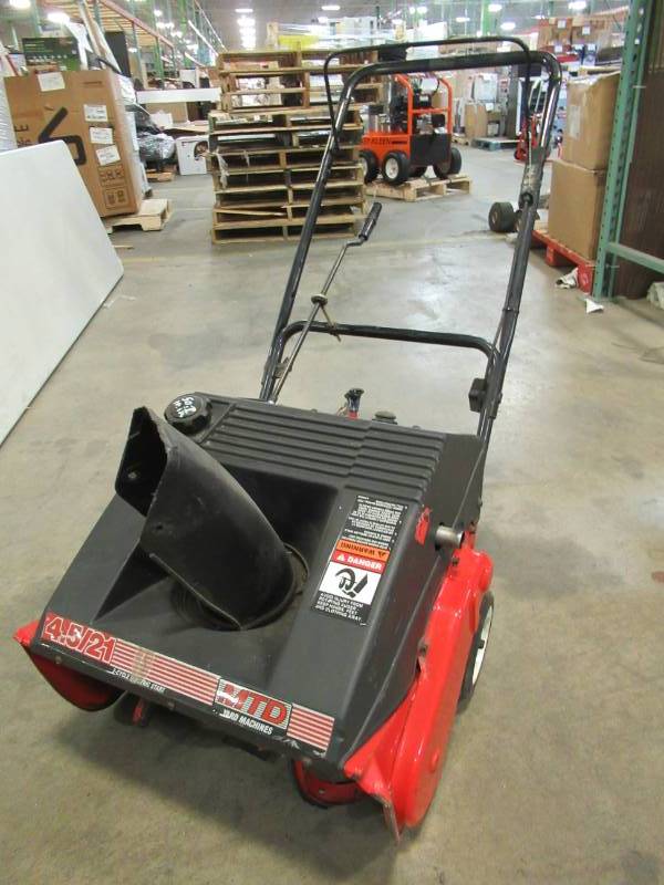 lot 10 image: Yard Machines 21 Single Stage, Electric Start 4.5 HP Snow Blower. - Older Model Used. Worn Auger