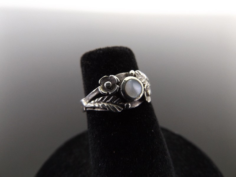.925 Sterling Silver Mother of Pearl Flower Ring Size 3.75
