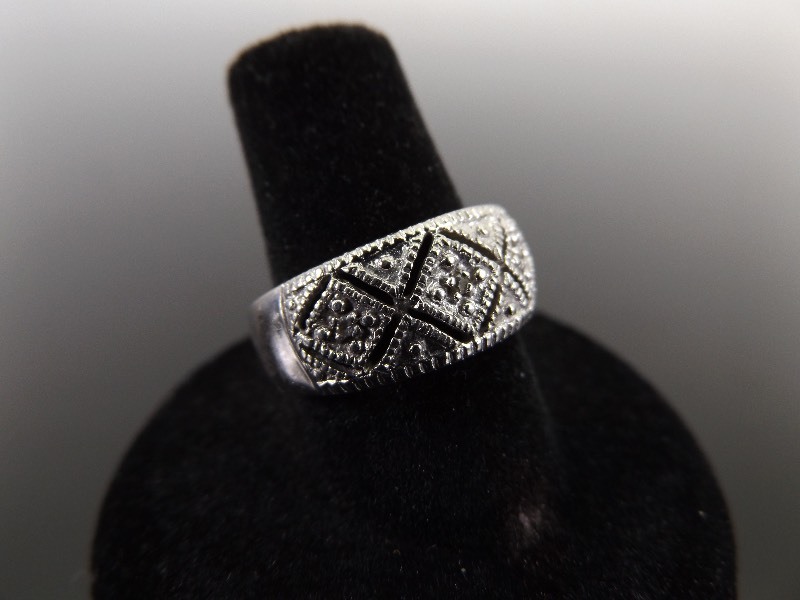 .925 Sterling Silver Diamond Accented Ring Size 7