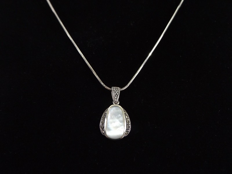 .925 Sterling Silver Mother of Pearl Pendant and Necklace