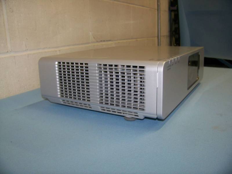 lot 28 image: Panasonic, PT-F200NTU, LCD Projector