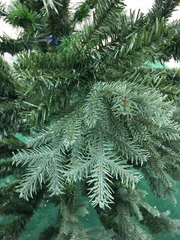 lot 1 image: Artificial Christmas Tree 7.5 Pre-Lit
