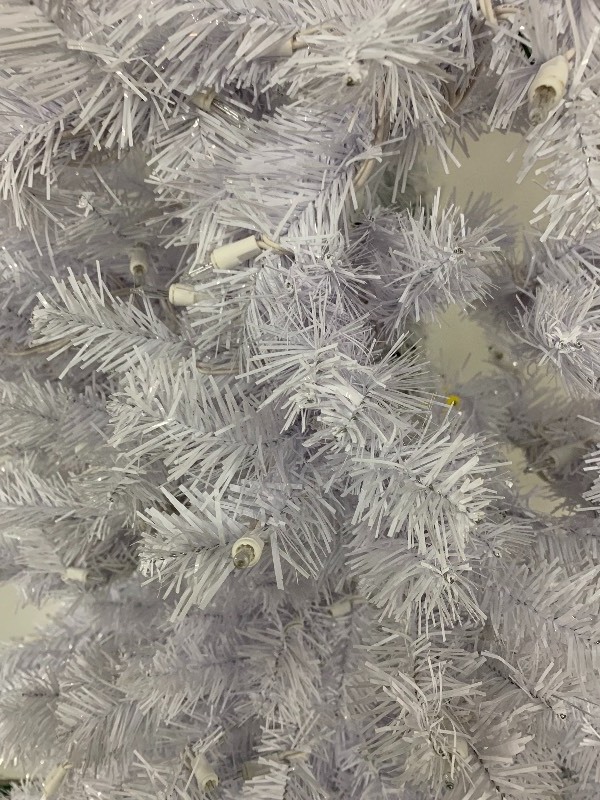 lot 18 image: 7.5 Corner Tree White Pre-Lit