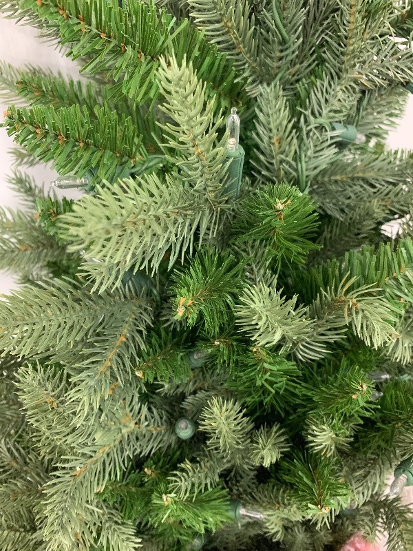 lot 23 image: 9 Pre-Lit Artificial Christmas Tree