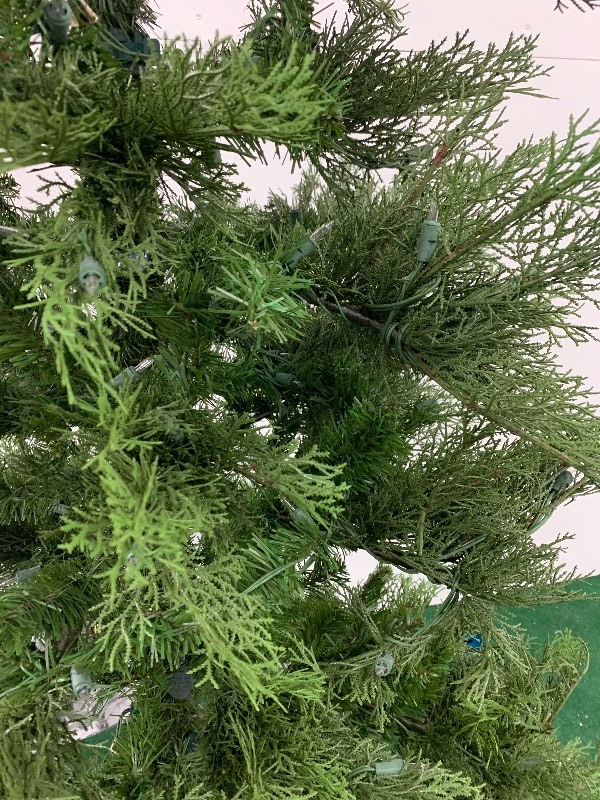 lot 27 image: 7.5 Artificial Christmas Tree