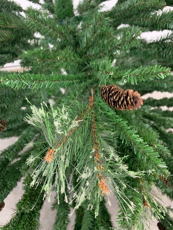 lot 29 image: 10 Davenport Christmas Tree