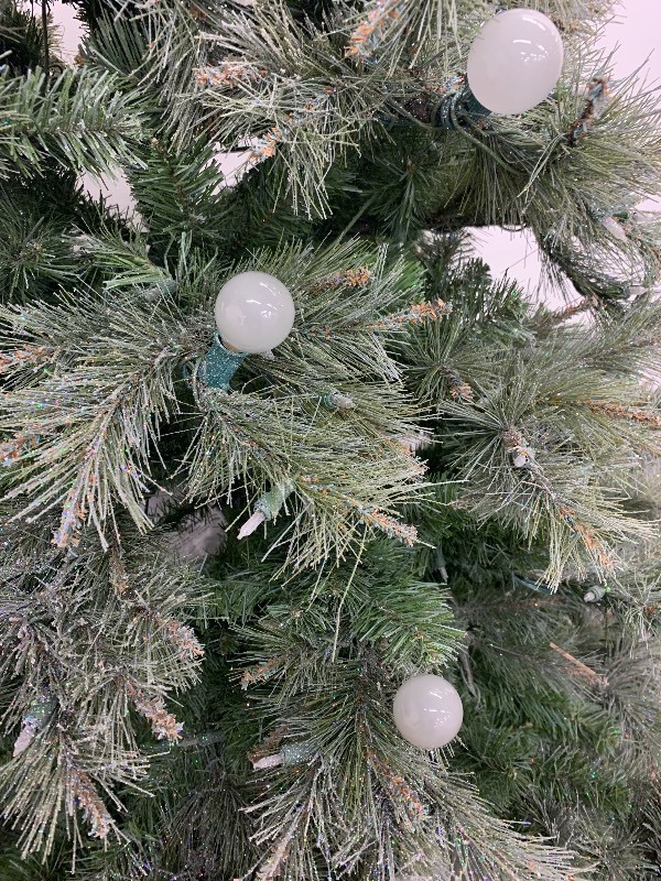 lot 30 image: 7.5 Pre-Lit Flocked Artificial Christmas Tree