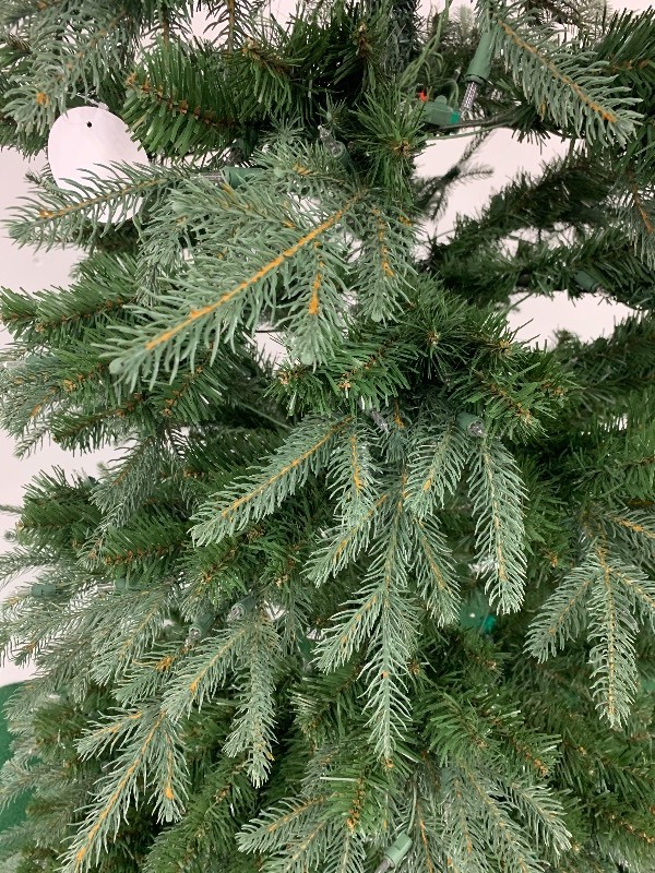lot 31 image: 7.5 Pre-Lit Artificial Christmas Tree