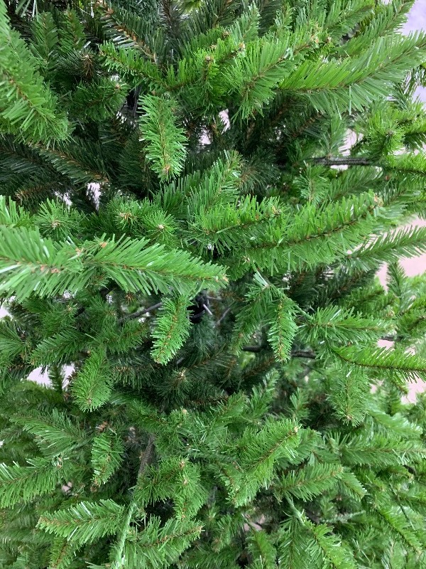 lot 33 image: 7.5 Artificial Christmas Tree