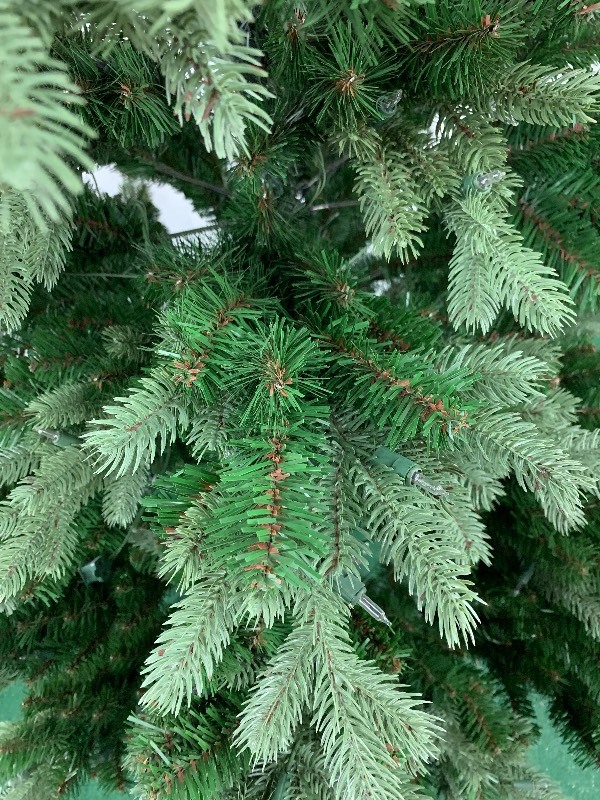 lot 35 image: 7.5 Pre-Lit Artificial Christmas Tree