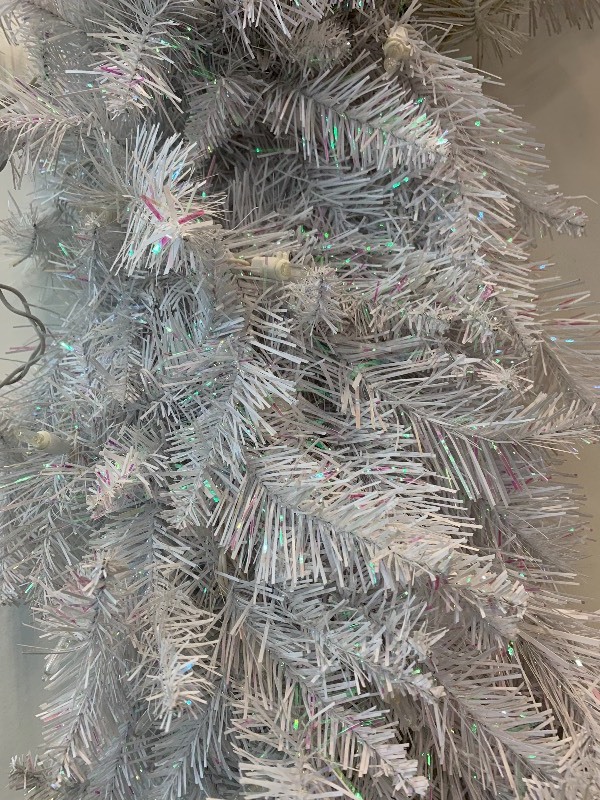 lot 39 image: 48 Artificial Wreath Pre-Lit