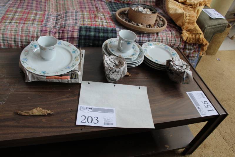 lot 203 image: Tabletops Unlimited China Dish Set