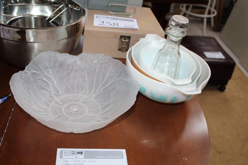lot 267 image: Glass and Ceramic Serving Bowls