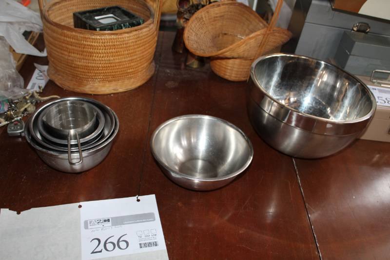 lot 266 image: Stainless Steel Mixing Bowls