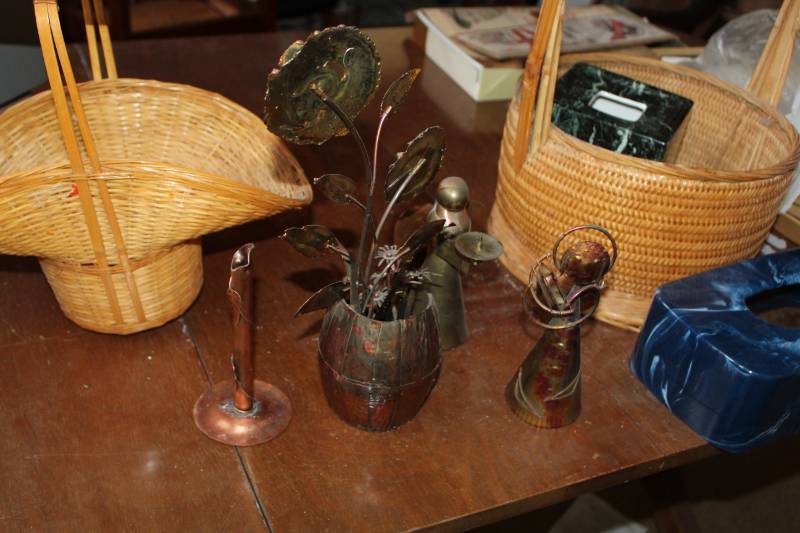 lot 262 image: Tin Knick-knacks