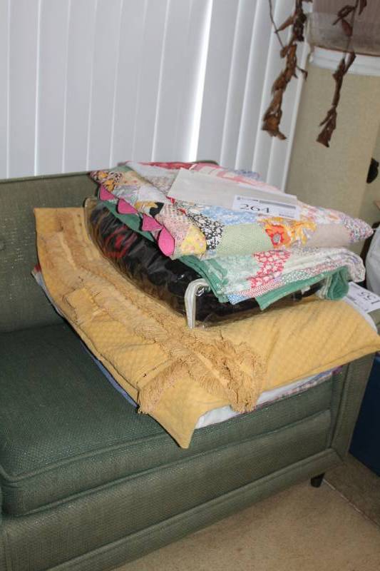 lot 264 image: Blankets