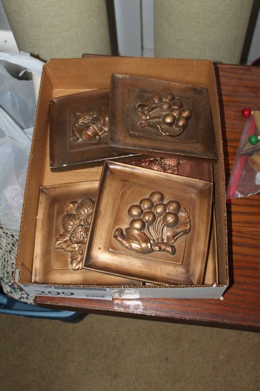 lot 299 image: 3D Grape Wall Dcor